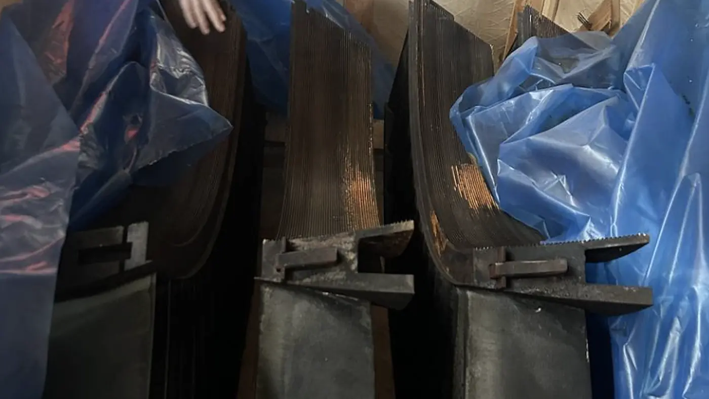 Reconditioned AE94.3A blades in protective wrapping