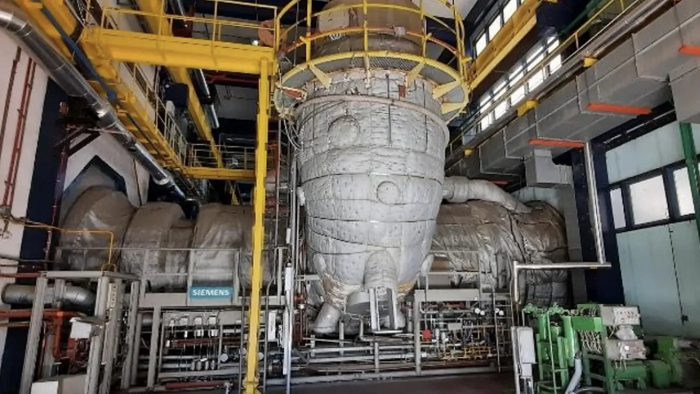 The Siemens V94.2 gas turbine in the machine hall